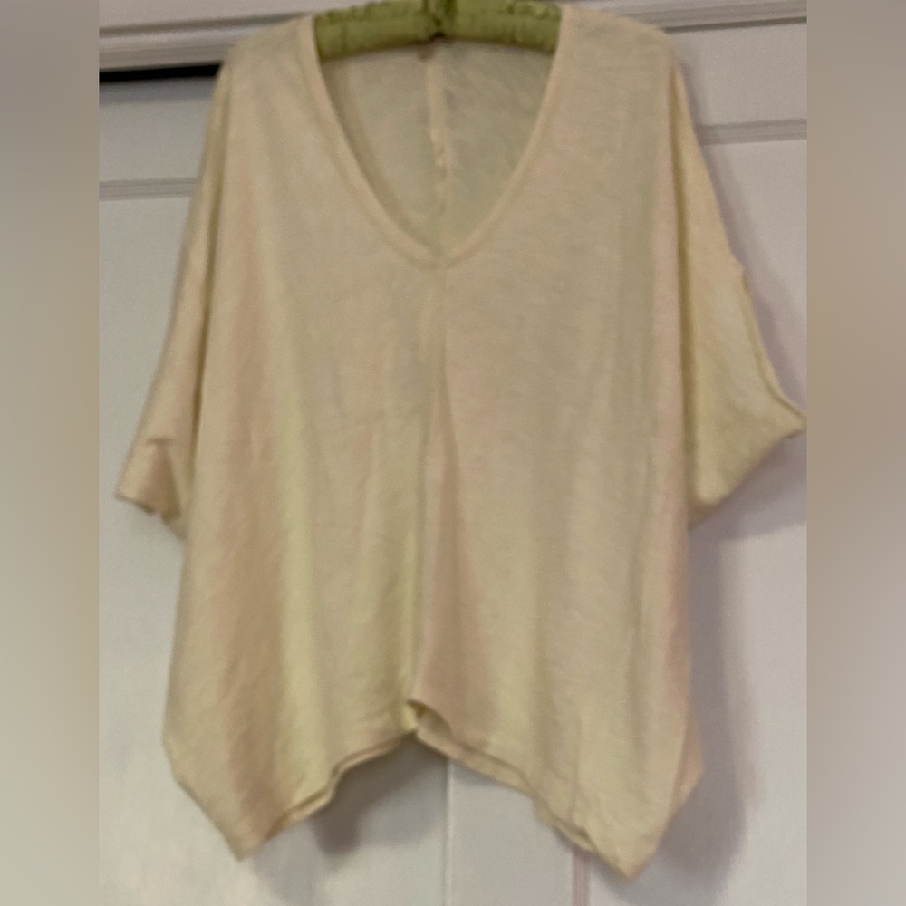 Anthropologie Bordeaux pale yellow top XL batwing sleeves 100% v neck